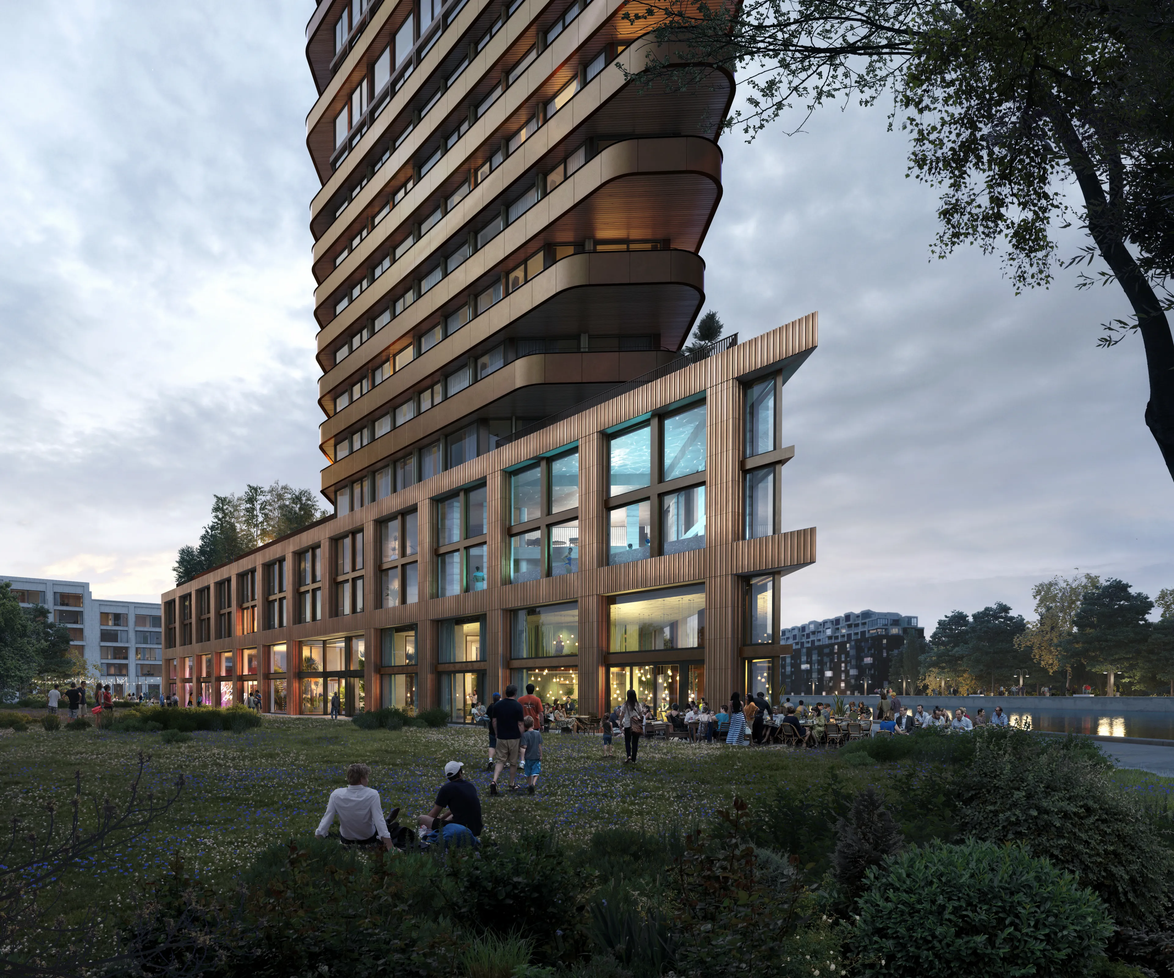 Amstelkwartier — levendige plint met terras onder de iconische toren bij schemering
